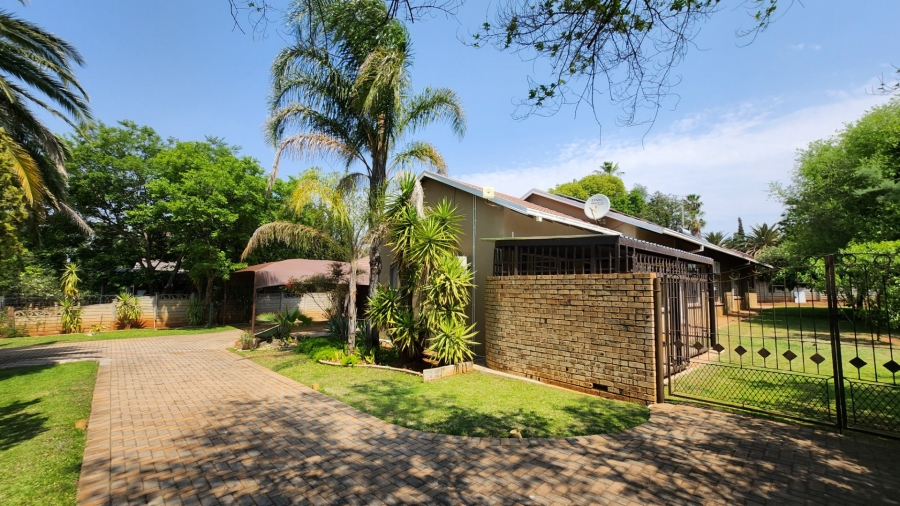 4 Bedroom Property for Sale in Wilkoppies North West
